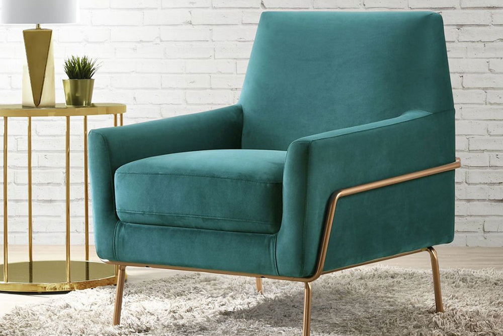 Silla de acento turquesa con base metálica dorada sobre un fondo blanco. 