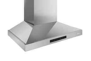 Una moderna campana extractora de acero inoxidable con un diseño elegante y angular y un panel de control digital negro en el frontal, mostrada sobre un fondo blanco liso.