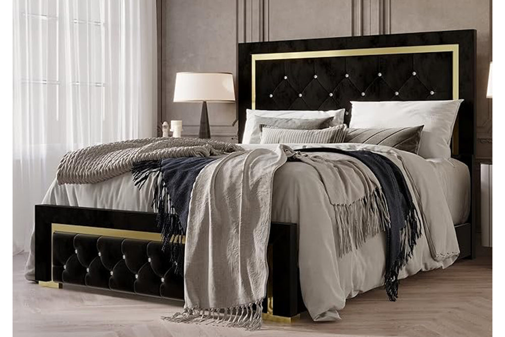 Vista frontal de cama de color negro con acentos dorados sobre un fondo blanco. 