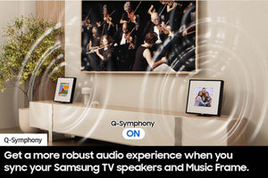 Televisor Samsung con marco musical que muestra una foto familiar con texto sobre el sistema de audio Q-Symphony.
