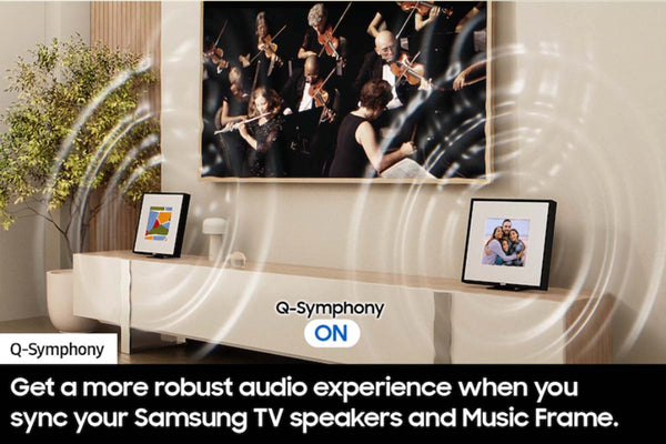 Televisor Samsung con marco musical que muestra una foto familiar con texto sobre el sistema de audio Q-Symphony.