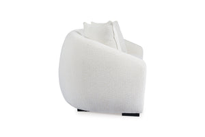 Loveseat blanco sobre fondo blanco.