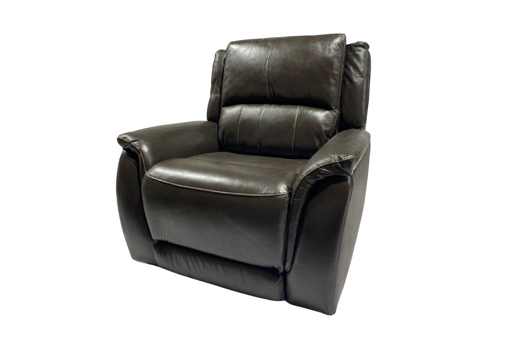 Butaca reclinable de cuero negro sobre fondo blanco. 