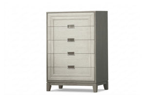 Cómoda alta de cinco gavetas con acabado gris claro y textura tipo madera. Cuenta con paneles enmarcados, tiradores metálicos rectangulares y patas cónicas, ofreciendo un diseño contemporáneo y elegante para dormitorio.