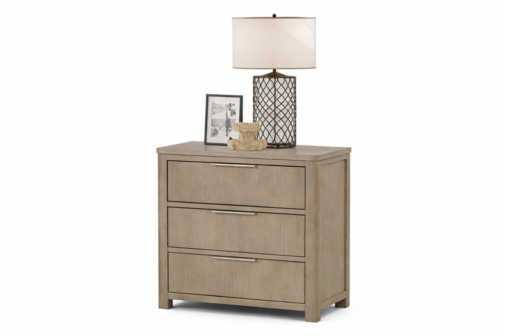 Mesa de noche de color marrón con tres gavetas sobre un fondo blanco. 