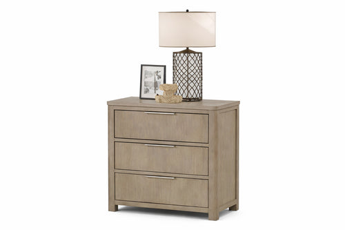 Mesa de noche de color marrón con tres gavetas sobre un fondo blanco. 