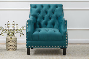 Silla de acento color verde azulado con respaldo capitonado y detalles de tachuelas, en un ambiente decorado.