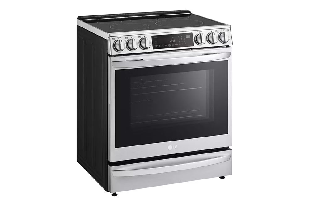 Estufa eléctrica negra y plateada sobre fondo blanco