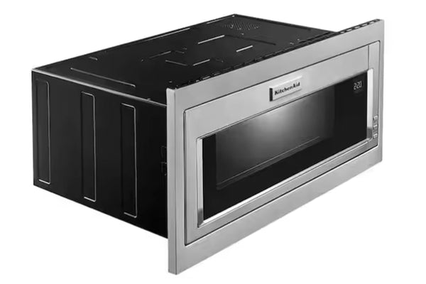 Un microondas empotrable KitchenAid con exterior de acero inoxidable y puerta con ventana negra, mostrado en ángulo sobre un fondo blanco.