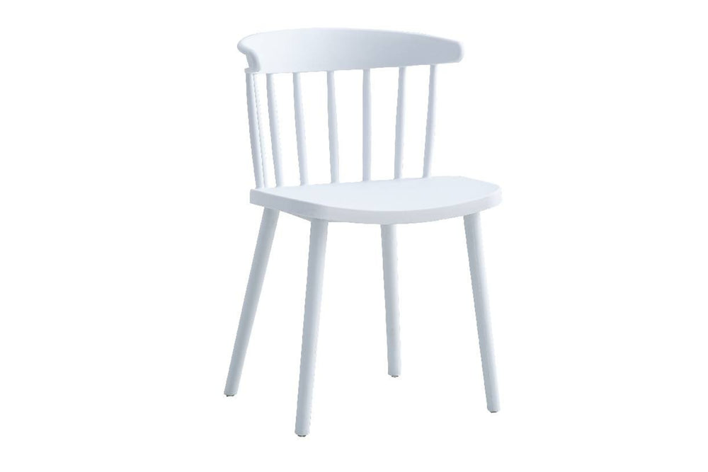 Silla blanca con respaldo de barrotes sobre fondo blanco.