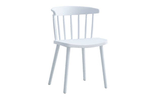 Silla blanca con respaldo de barrotes sobre fondo blanco.