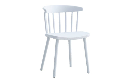 Silla blanca con respaldo de barrotes sobre fondo blanco.