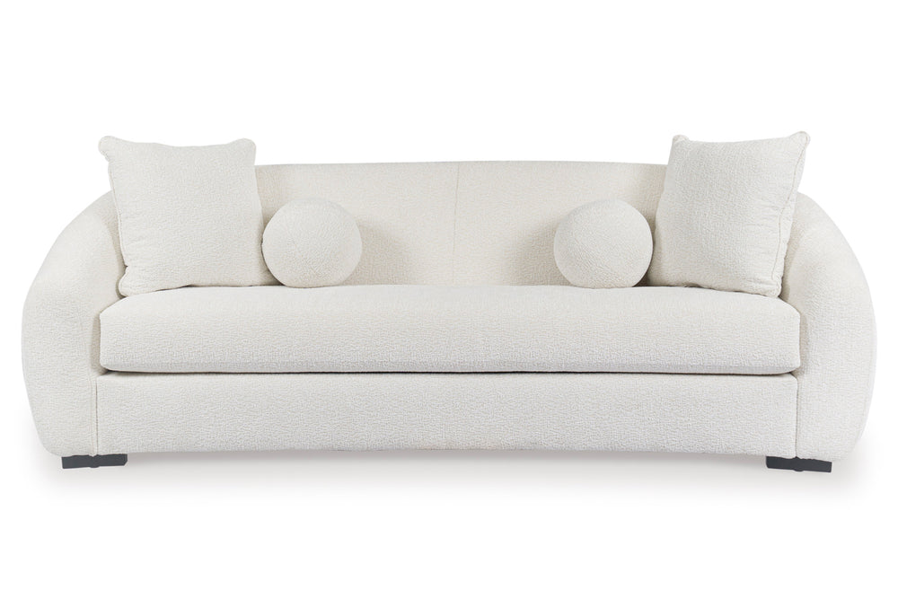 Sofá blanco con cojines decorativos sobre fondo blanco.