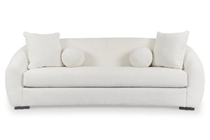 Sofá blanco con cojines decorativos sobre fondo blanco.