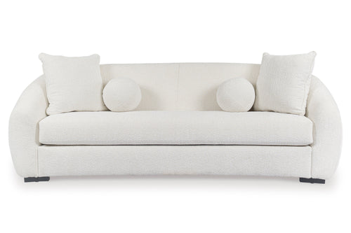 Sofá blanco con cojines decorativos sobre fondo blanco.