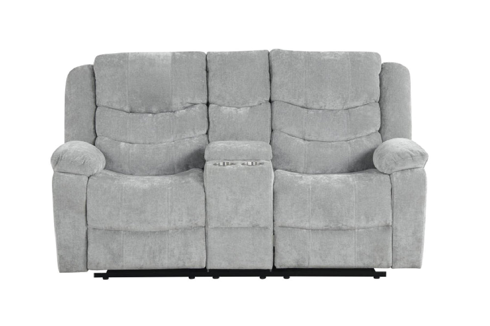 Conjunto de loveseat con consola reclinable gris sobre fondo blanco.
