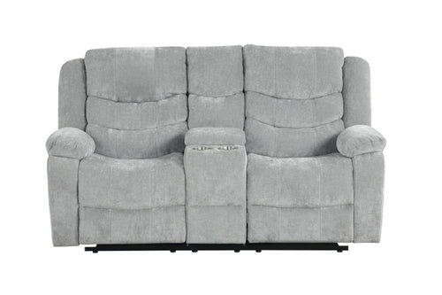 Conjunto de loveseat con consola reclinable gris sobre fondo blanco.