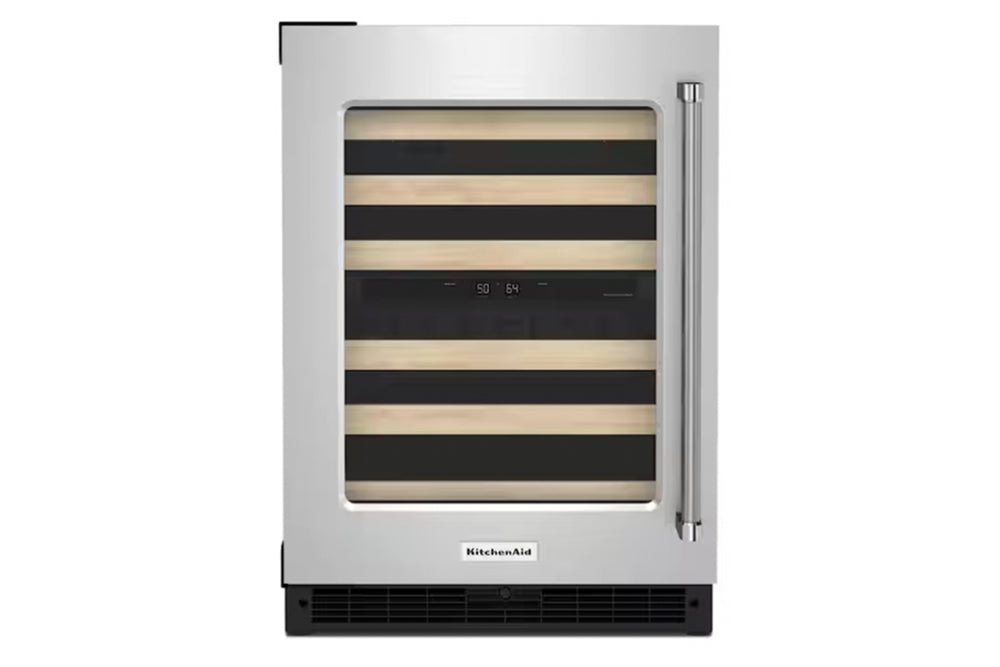 Una nevera para vinos KitchenAid bajo encimera con exterior de acero inoxidable, tirador vertical y puerta de cristal que deja ver listones de madera horizontales y negros en el interior.