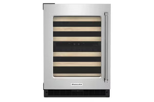 Una nevera para vinos KitchenAid bajo encimera con exterior de acero inoxidable, tirador vertical y puerta de cristal que deja ver listones de madera horizontales y negros en el interior.