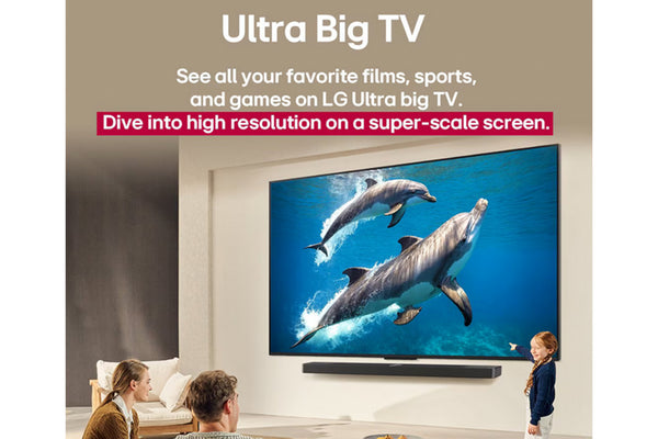 Televisor LG Ultra Big que muestra delfines en una sala de estar con gente observándolos.