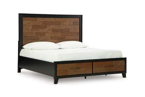 Cama hecha de madera enmarcada en negro sobre un fondo blanco. 