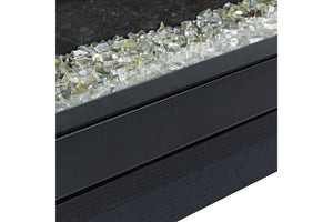 Vista cercana de brasero negro con cuentas de vidrio sobre fondo blanco