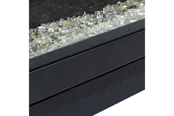 Vista cercana de brasero negro con cuentas de vidrio sobre fondo blanco