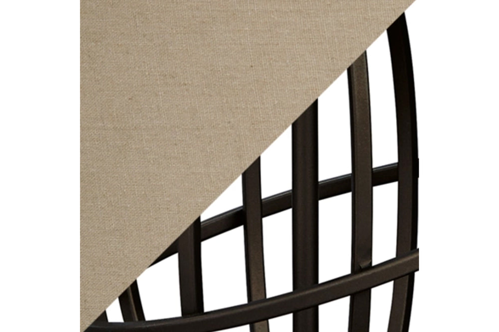 Lámpara de sobremesa con pantalla beige y base de metal negro sobre fondo blanco.