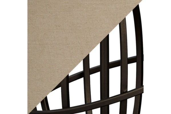 Primer plano de una silla tejida con un cojín marrón sobre fondo blanco.