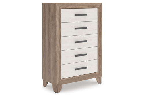Un chest de 5 cajones con estructura de veta de madera clara y frentes de cajón blancos, con tiradores de barra horizontal en gris oscuro, presentado sobre un fondo blanco uniforme.