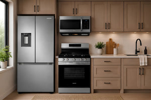Una escena de cocina moderna que incluye una nevera Samsung de acero inoxidable, una estufa de gas a juego y un microondas montado debajo de los gabinetes.