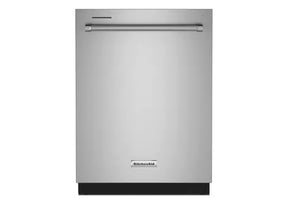 Un lavaplatos empotrable de acero inoxidable con un tirador horizontal y un pequeño logotipo de KitchenAid cerca de la parte inferior, que se muestra sobre un fondo blanco liso.