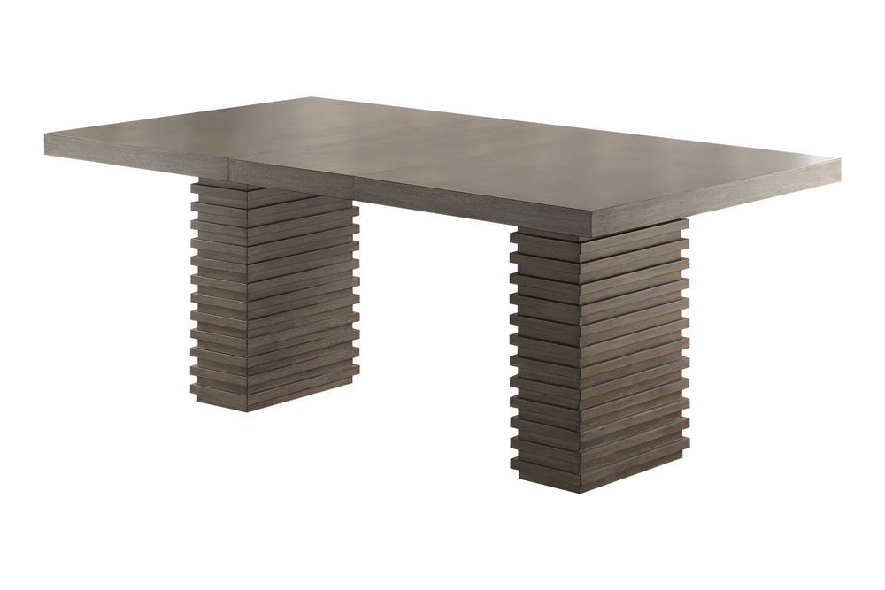 Mesa rectangular de comedor hecha de madera marrón con patas gruesas y con textura sobre un fondo blanco. 