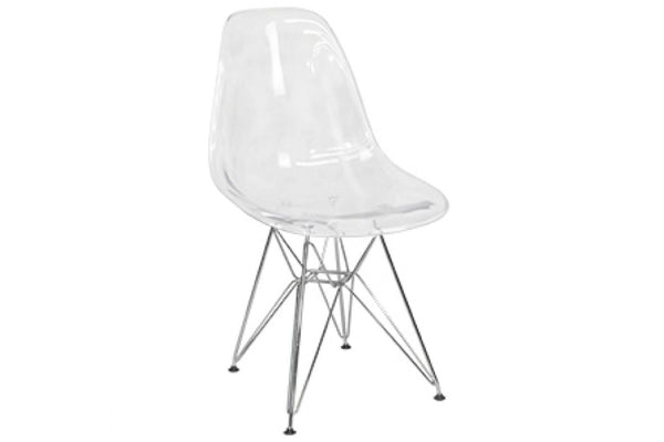Silla de plástico transparente con patas de metal sobre fondo blanco.