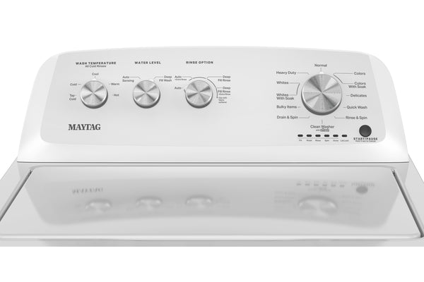 Lavadora Maytag blanca de carga superior, vista de frente, con acabado blanco brillante y panel de control con varias perillas plateadas y etiquetas impresas.