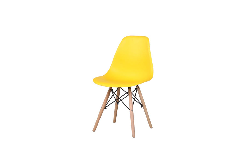 Silla amarilla con patas acabadas en madera marrón sobre un fondo blanco. 