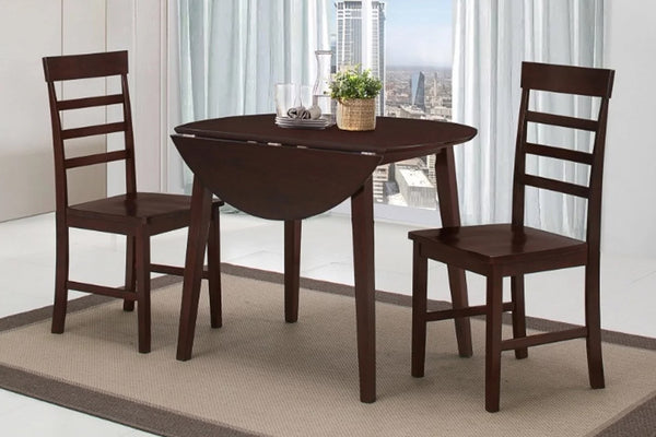 Jueo de comedor de madera con mesa y sillas en una habitación con grandes ventanales.