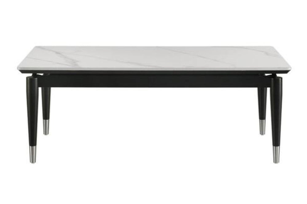 Mesa de centro rectangular con patrón de mármol blanco con objetos decorativos en un ambiente de sala. 