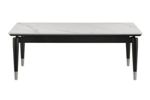 Mesa de centro rectangular con patrón de mármol blanco sobre un fondo blanco. 