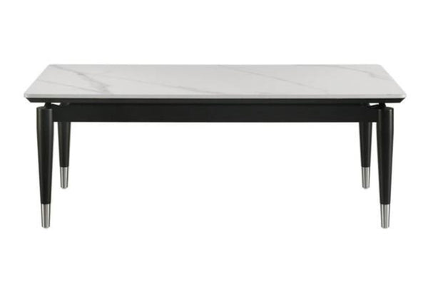 Mesa de centro rectangular con patrón de mármol blanco sobre un fondo blanco. 