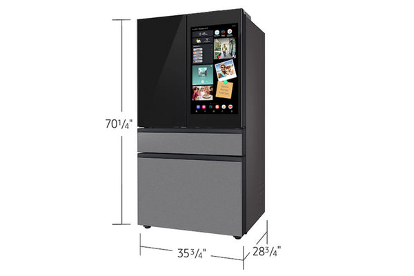 Nevera inteligente con pantalla táctil y dimensiones sobre fondo blanco