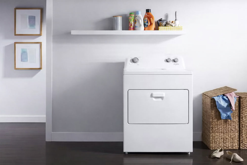 Lavadora blanca 'Whirlpool' sobre un fondo blanco. 