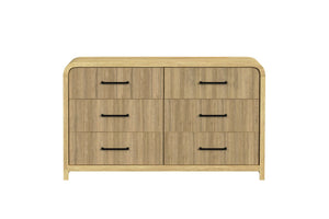 Gavetero moderno en madera clara con seis gavetas de frente acanalado y tiradores horizontales negros. Diseño de líneas redondeadas y patas elevadas, presentado sobre fondo blanco.