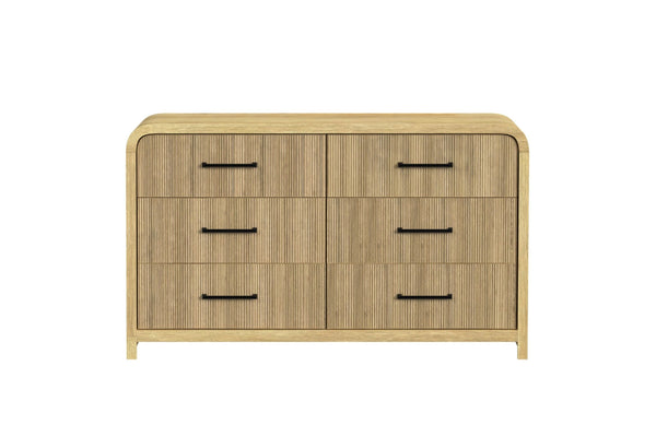 Gavetero moderno en madera clara con seis gavetas de frente acanalado y tiradores horizontales negros. Diseño de líneas redondeadas y patas elevadas, presentado sobre fondo blanco.