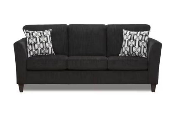 Sofá contemporáneo en color negro con cojines acolchados y brazos rectos. Incluye dos almohadas decorativas con patrón geométrico en tonos blanco, gris y negro, y patas de madera oscura.