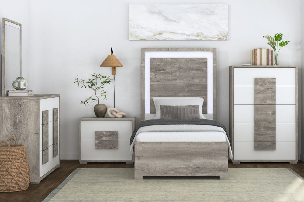 Conjunto de habitación de colores blanco y gris claro de una cama, un gavetero con espejo, un chest y una mesa de noche. 
