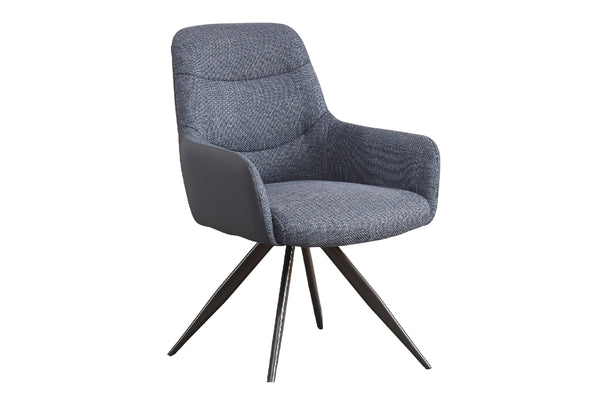 Una moderna silla decorativa tapizada, con asiento y respaldo de tela texturizada en tono gris azulado, reposabrazos gris oscuro y base giratoria de pedestal en metal negro, presentada sobre un fondo blanco liso.