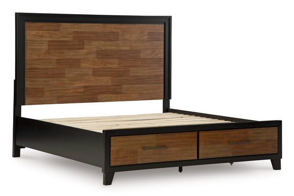 Estructura de cama de madera con estructura de metal negro sobre fondo blanco.