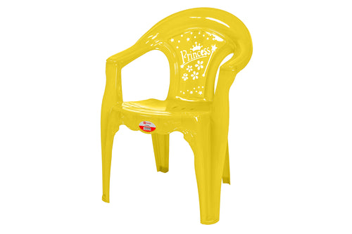 Silla de plástico amarilla con la palabra "Princesa" escrita en la parte delantera del respaldo sobre fondo blanco.