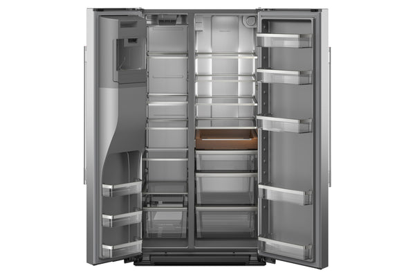 Una nevera de acero inoxidable de dos puertas verticales, con ambas puertas abiertas, que muestra los estantes interiores, los compartimentos de la puerta y los cajones sobre un fondo blanco liso.